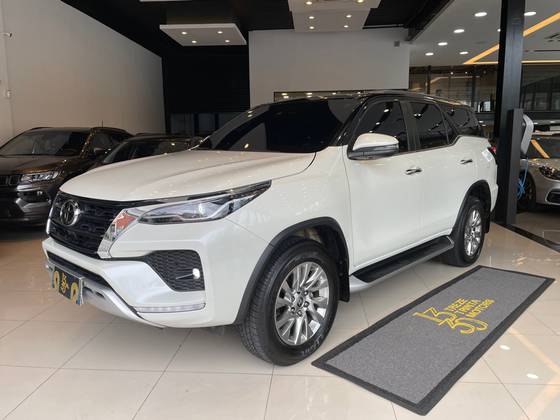 TOYOTA HILUX SW4 2.8 D-4D TURBO DIESEL SRX 7L 4X4 AUTOMÁTICO